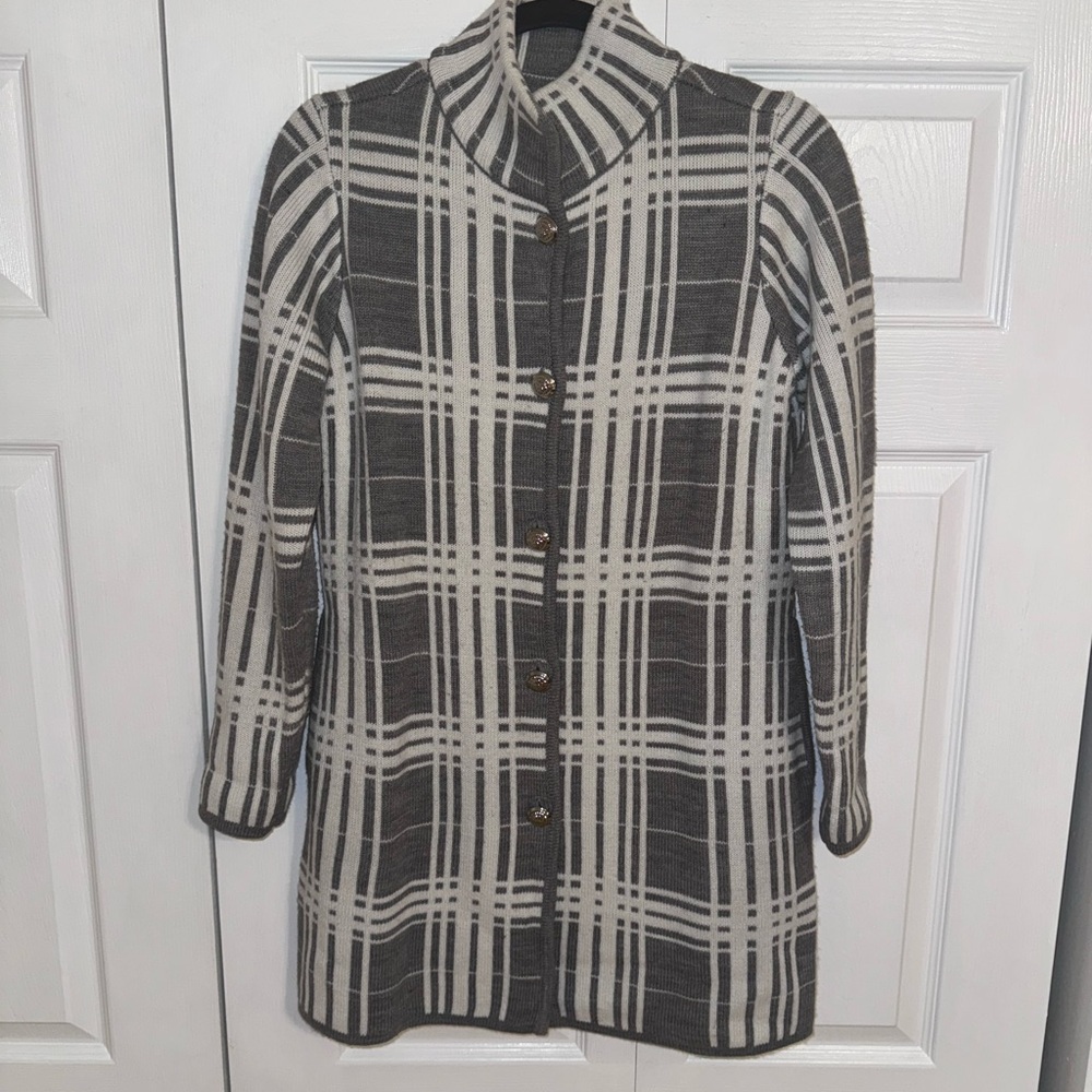 Anne Klein Gray and White Knit Sweater